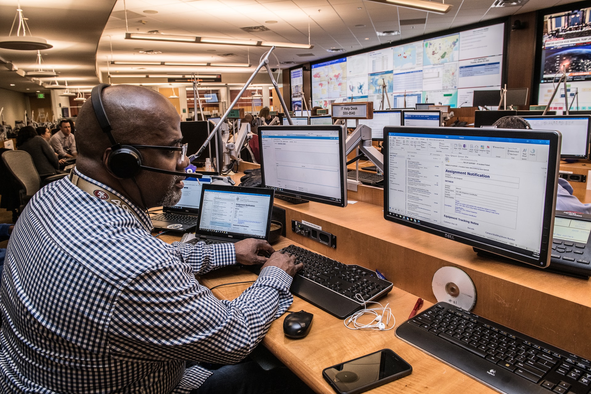 O que é e quais são os benefícios de um SOC (Security Operations Center)?