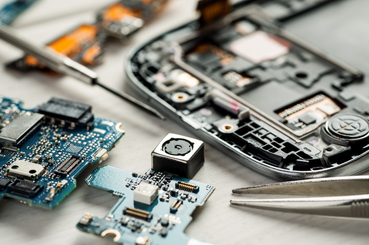 Conceptual attack uses replacement parts to take control of mobile devices