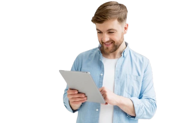 Homem segurando tablet feliz por ver as vagas disponiveis